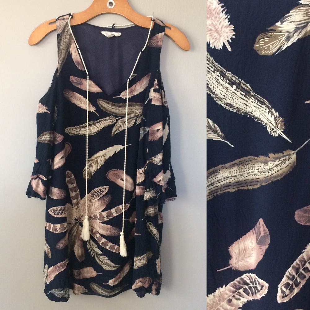 3/$15 💕 Entro Cold Shoulder Feather Dress Size Small